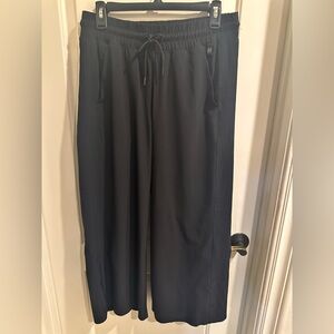 Women’s Athleta black wide leg cropped pants. Size 8